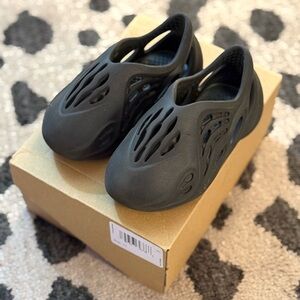 Yeezy Foam Runners - Size 7k